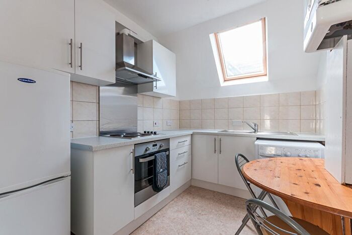 3 Bedroom Flat To Rent In Stanthorpe Road, Streatham, SW16