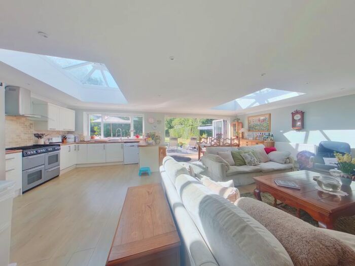 4 Bedroom Chalet For Sale In Tregarth, Fareham, PO17