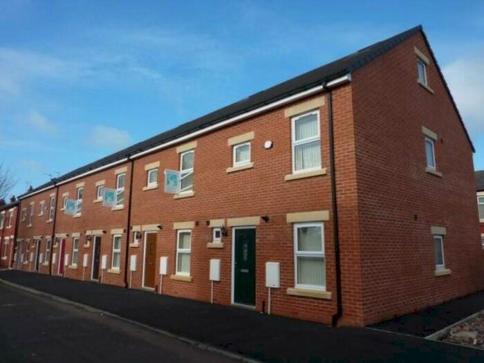 4 Bedroom Town House To Rent In Oxheys Street, Preston, PR1
