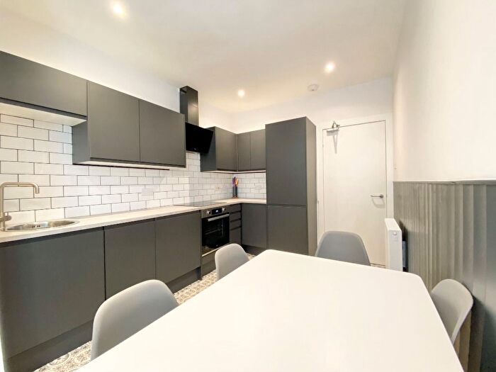 3 Bedroom Flat To Rent In White Street, Hyndland, Glasgow, G11
