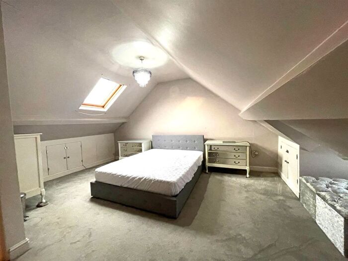 3 Bedroom Flat To Rent In Portland Road, Southall, UB2