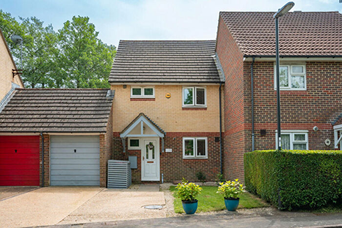 2 Bedroom Link Detached House For Sale In Atkinson Road, Crawley, RH10