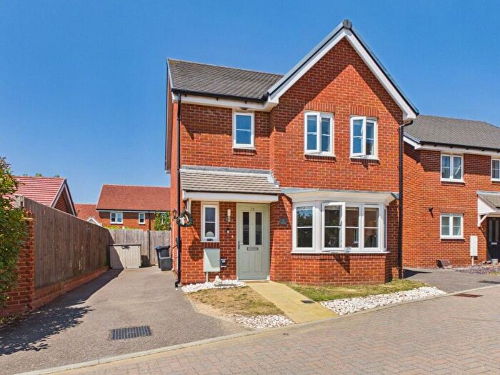 3 Bedroom Detached House For Sale In Geranium Drive, Worthing, BN13