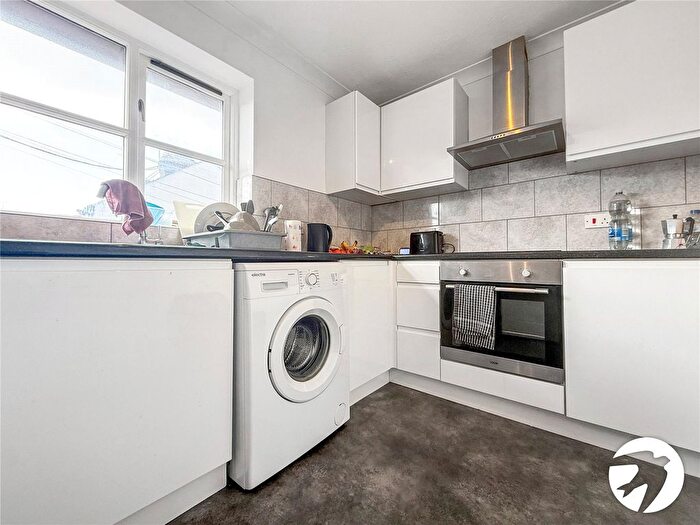 2 Bedroom Flat To Rent In Church Street, Rochester, Kent, ME1