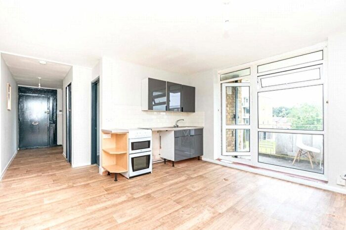 2 Bedroom Flat To Rent In Burke Drive, Southampton, Hampshire, SO19