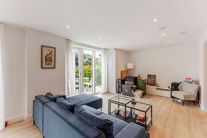 2 Bedroom Flat To Rent In Dog Kennel Hill, London, SE22