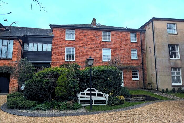 2 Bedroom Flat To Rent In Romsey Church Street Unfurnished, SO51