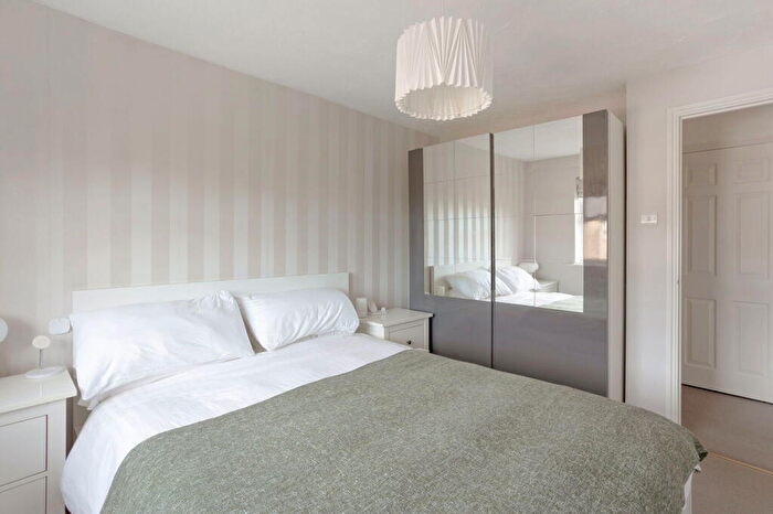 2 Bedroom Flat To Rent In Basevi Way, London, SE8