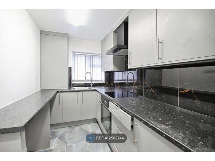 2 Bedroom Flat To Rent In Slough Road, Iver, SL0