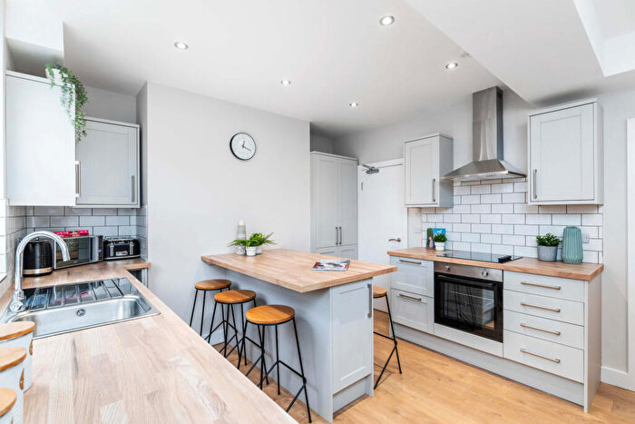 6 Bedroom House To Rent In Woodsley Road, Leeds, LS3