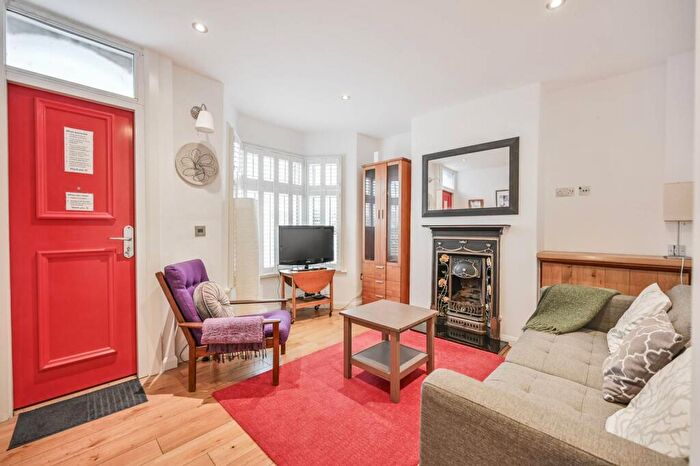 2 Bedroom House For Sale In Eleanor Road, Bounds Green, London, N11