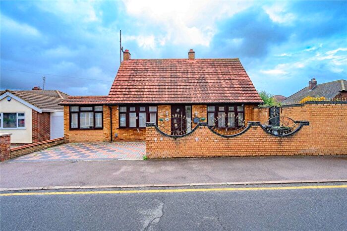 4 Bedroom Bungalow For Sale In Vincent Road, Luton, Bedfordshire, LU4