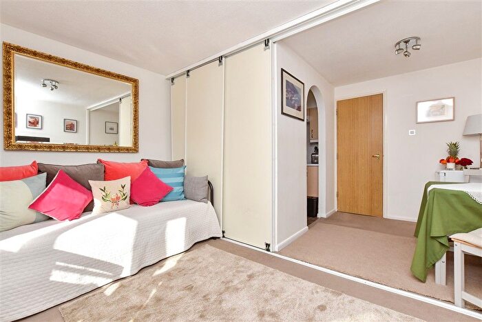 1 Bedroom Flat For Sale In Violet Close, Wallington, Surrey, SM6