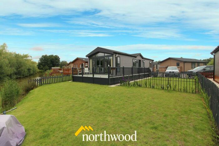 2 Bedroom Park Home For Sale In Lindholme Lakes, Doncaster, DN9