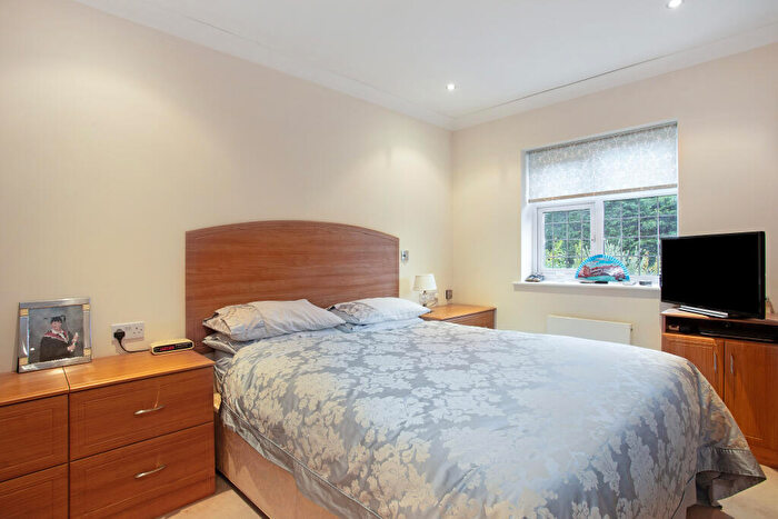 5 Bedroom Detached House For Sale In Flora Close, Stanmore, HA7