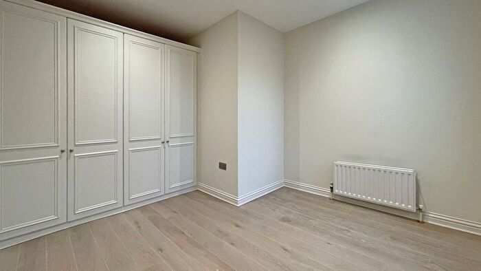 1 Bedroom Flat For Sale In Crummock Chase, Surbiton, Surrey, KT6
