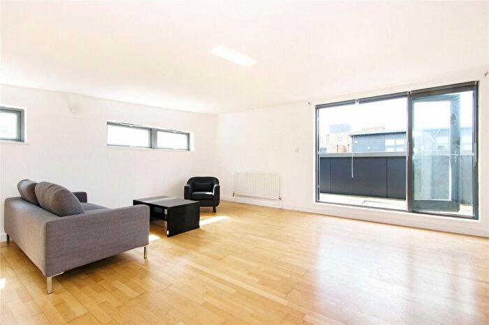 2 Bedroom Apartment To Rent In Mile End Road, Whitechapel, London, E1