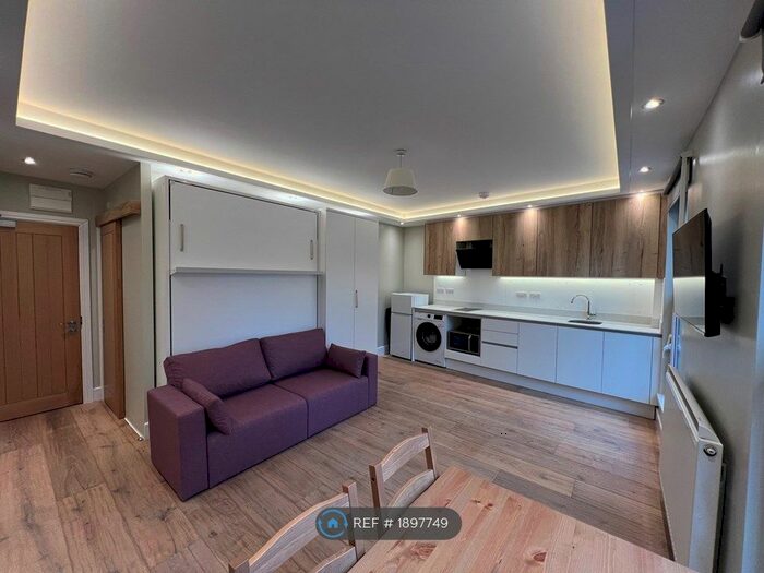 Studio To Rent In Lewisham Way, London, SE14