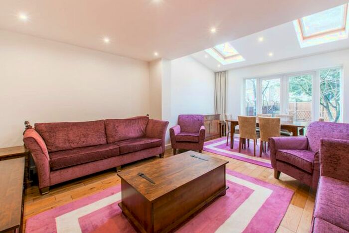 4 Bedroom Semi-Detached House To Rent In Sellwood Drive, Chipping Barnet, Barnet, EN5