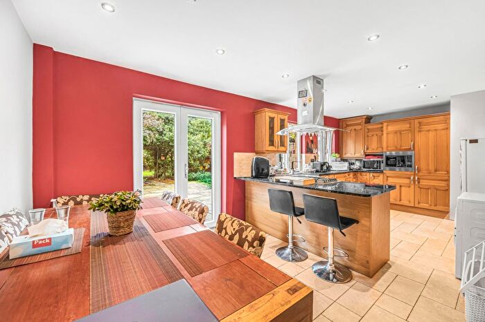 4 Bedroom Property For Sale In Lammas Road, Richmond, TW10