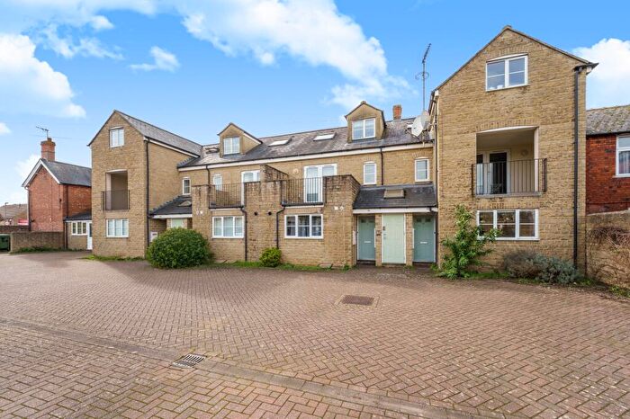2 Bedroom Flat To Rent In The Crofts, Witney, OX28