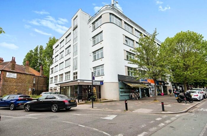 2 Bedroom Flat For Sale In Uxbridge Road, Ealing Common., W5