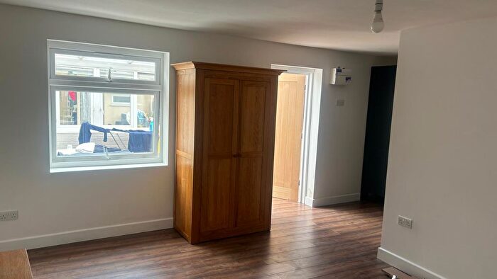 Studio To Rent In Basildene Road, Hounslow, TW4