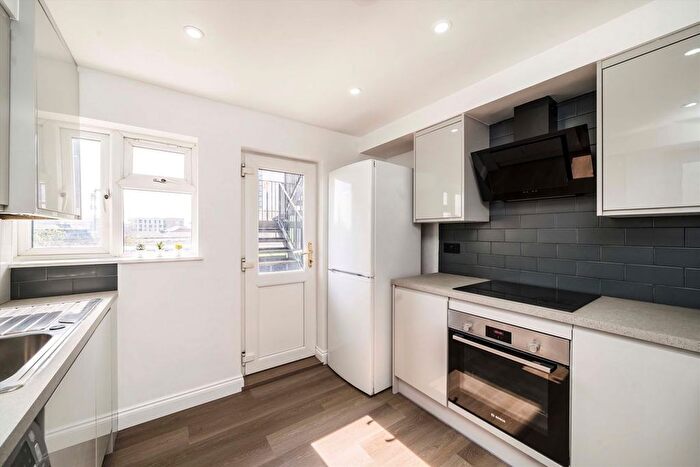 3 Bedroom Flat To Rent In Rosebank Way, London, W3