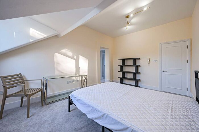 3 Bedroom Maisonette To Rent In Upper Maisonette, Earls Court Road, Earls Court, London, SW5