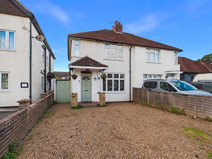 3 Bedroom House For Sale In Carlton Road, Walton-On-Thames, KT12
