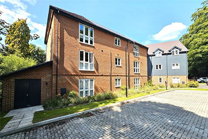 1 Bedroom Flat For Sale In Woodside Close, Bagshot, Surrey, GU19