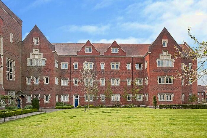 2 Bedroom Flat To Rent In The Galleries, Warley, Brentwood, CM14