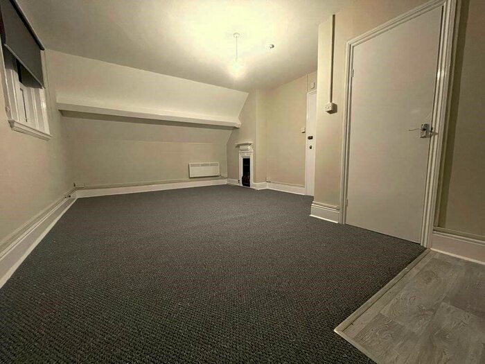 Flat To Rent In Harewood Road, CR2