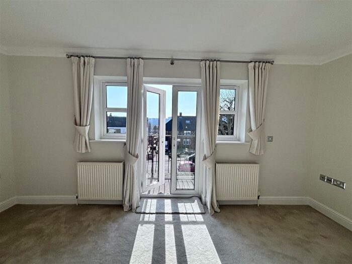 2 Bedroom Flat To Rent In Castle Avenue, London, E4