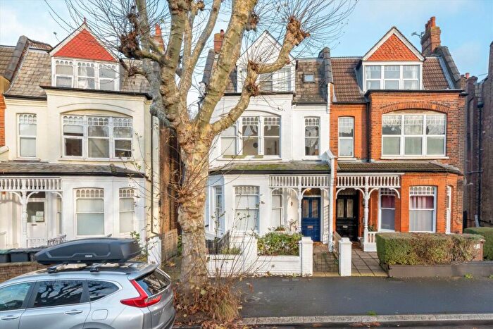 Flat To Rent In Kings Avenue, London, N10