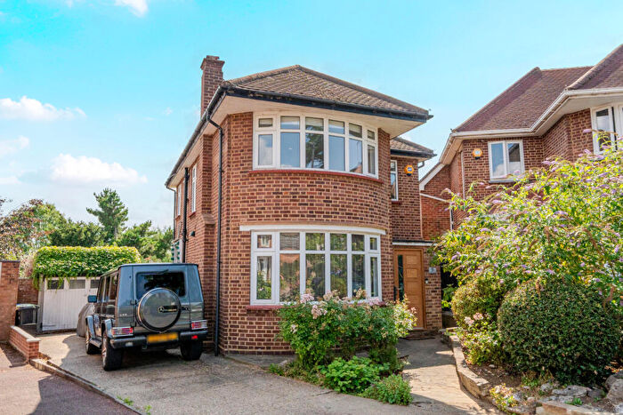 3 Bedroom Detached House For Sale In Hadley Close, Winchmore Hill, London, N21