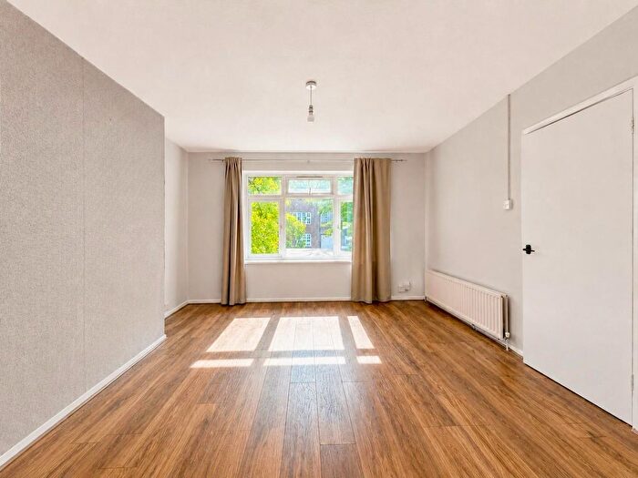 2 Bedroom Flat To Rent In Effingham Close, Sutton, SM2