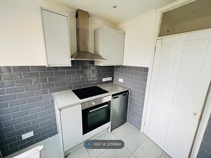 1 Bedroom Flat To Rent In Lyndhurst Court, London, E18