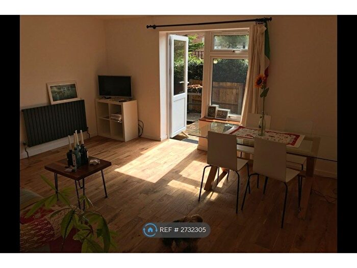 2 Bedroom Flat To Rent In Hillery Close, London, SE17