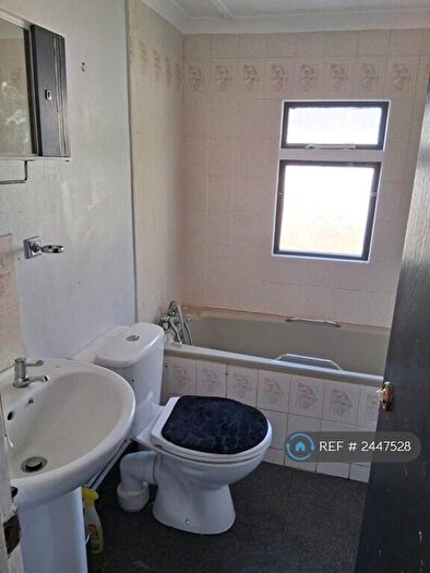 2 Bedroom Mobile Home To Rent In Caravan Site, Gamston, Nottingham, NG2