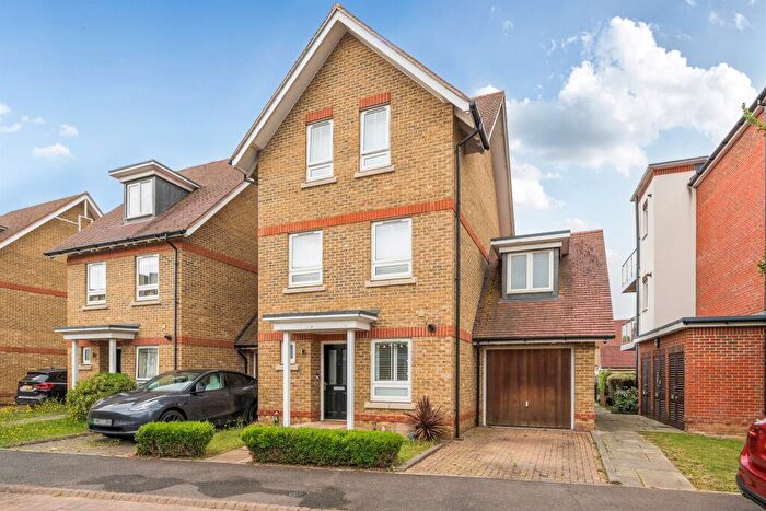 3 Bedroom Link Detached House For Sale In Brambling Way, Maidenhead, SL6
