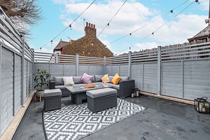 2 Bedroom Maisonette For Sale In St. Ann's Crescent, London, SW18