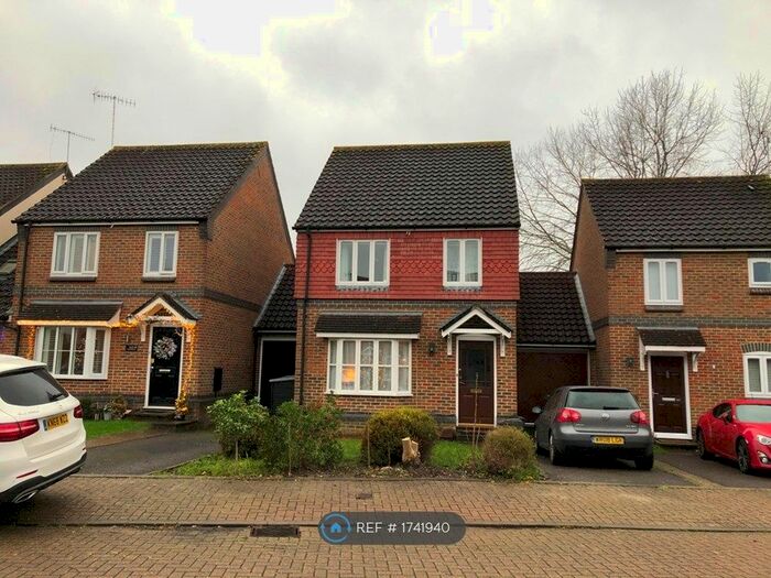3 Bedroom Detached House To Rent In Kaye Don Way, Weybridge, KT13