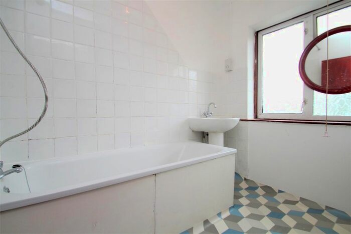 3 Bedroom Property To Rent In Costons Lane, Greenford, UB6