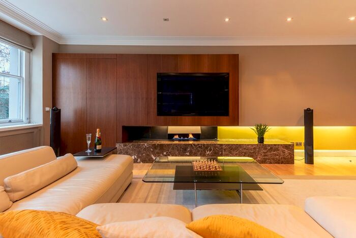 3 Bedroom Flat To Rent In Rutland Gate, London, SW7