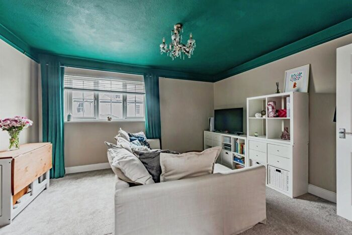 1 Bedroom Apartment For Sale In Coach House Mews, Redhill, RH1