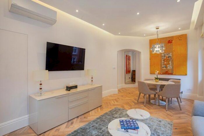 2 Bedroom Flat To Rent In Artillery Row Westminster Palace Gardens, London, SW1P