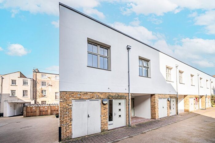 4 Bedroom Town House To Rent In Pickle Mews, London, SW9