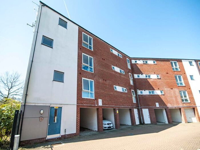 3 Bedroom Flat To Rent In Aviation Avenue, Hatfield, Hertfordshire, AL10