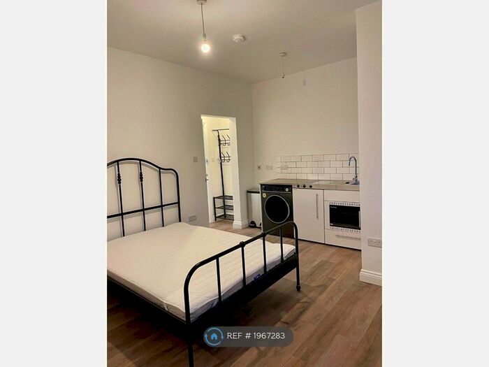 Studio To Rent In North Finchley, London, N12